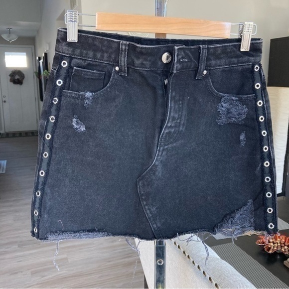 💋NWOT Zara Black Denim Jean Metal Eyelet Side Stripe Distressed Rip Skirt XS - Picture 2 of 8